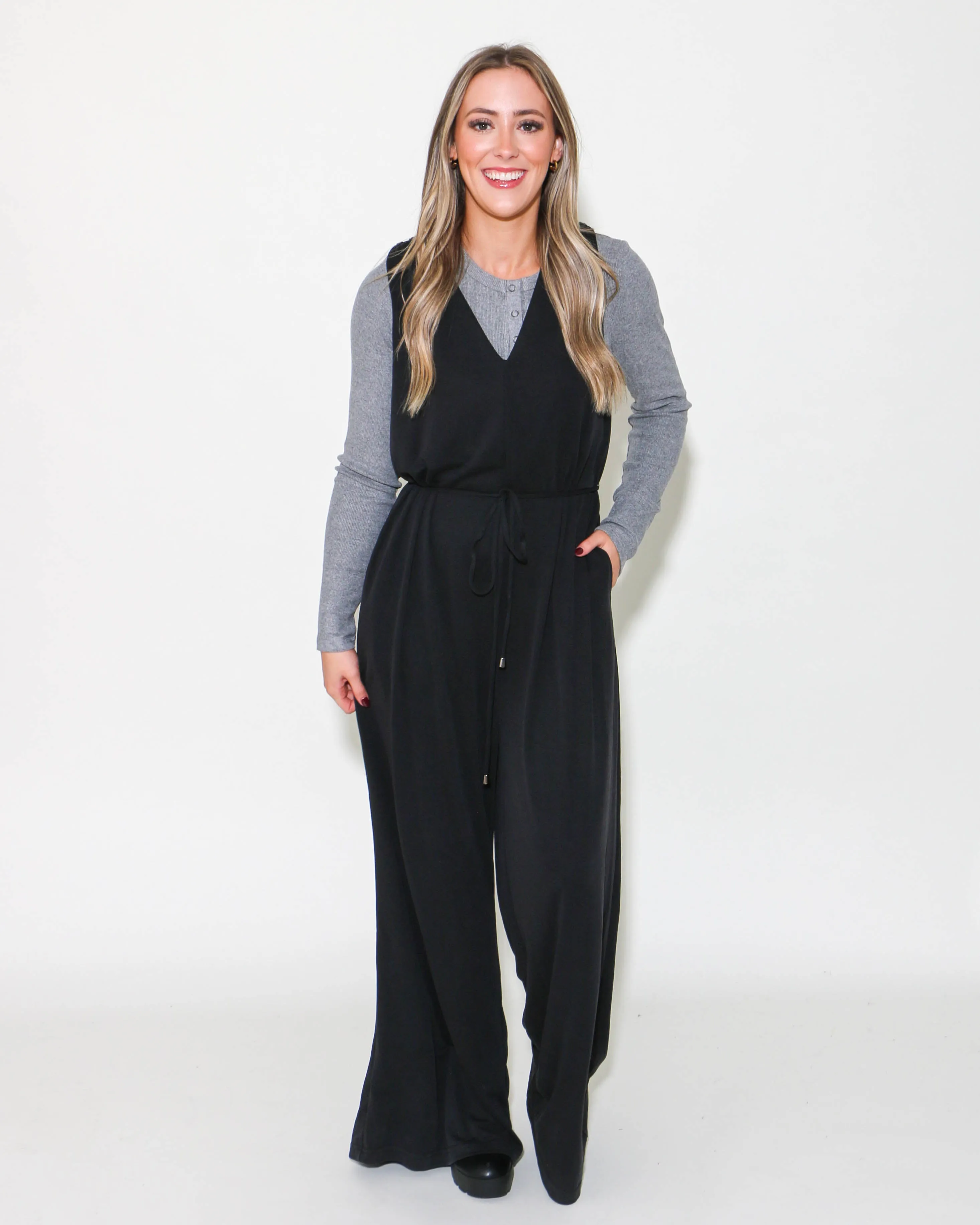 BLACK SLEEVELESS JUMPSUIT